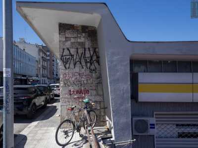 La parete che la sostiene � stata inoltre imbrattata negli anni da murales
